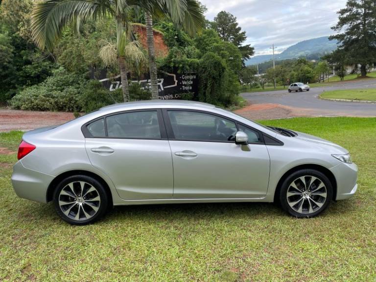 HONDA - CIVIC - 2014/2015 - Prata - R$ 82.900,00