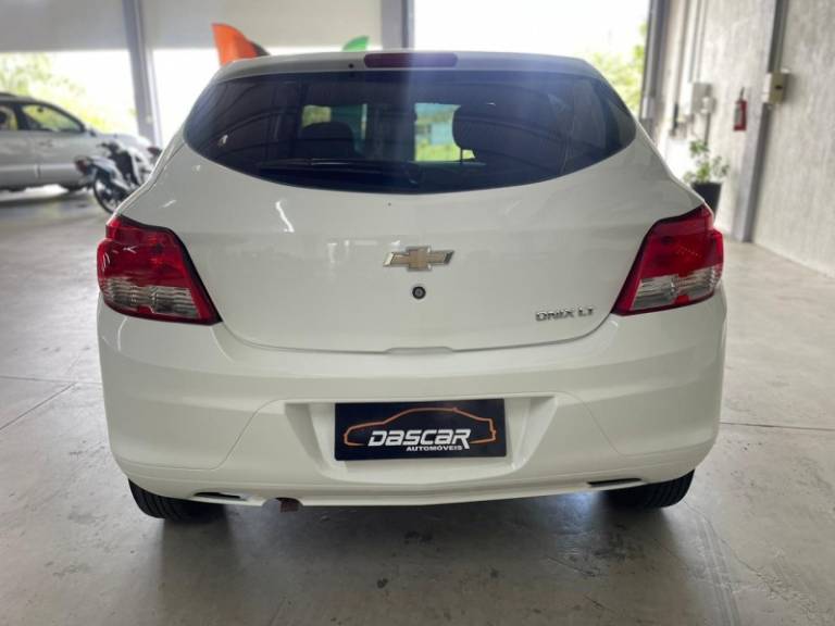 CHEVROLET - ONIX - 2015/2015 - Branca - R$ 45.900,00