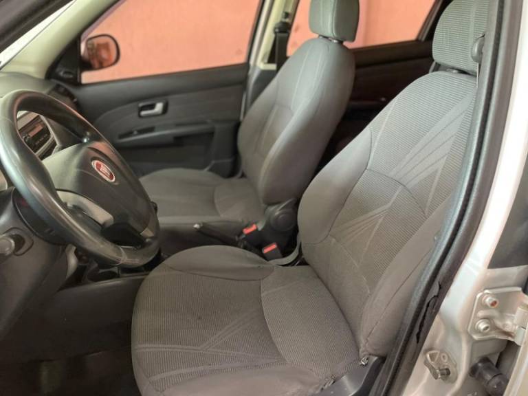 FIAT - PALIO - 2012/2013 - Prata - R$ 42.900,00