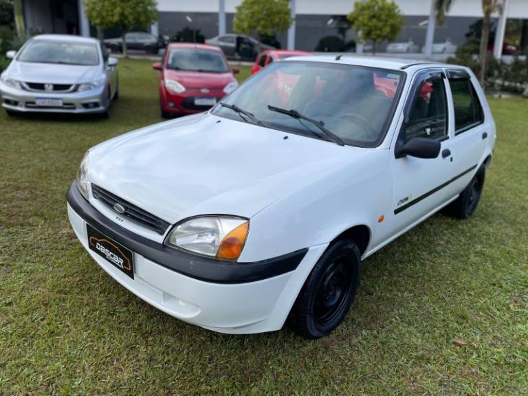 FORD - FIESTA - 1999/2000 - Branca - R$ 15.900,00