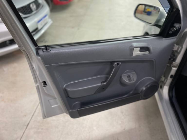 VOLKSWAGEN - GOL - 2007/2008 - Prata - R$ 25.900,00