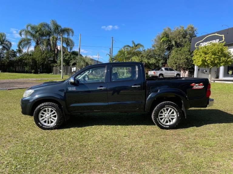 TOYOTA - HILUX - 2014/2014 - Azul - R$ 129.900,00