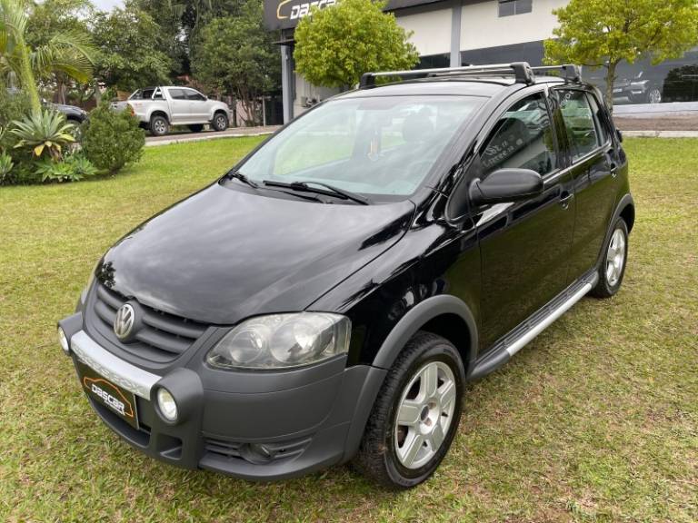 VOLKSWAGEN - CROSSFOX - 2008/2009 - Preta - R$ 36.900,00