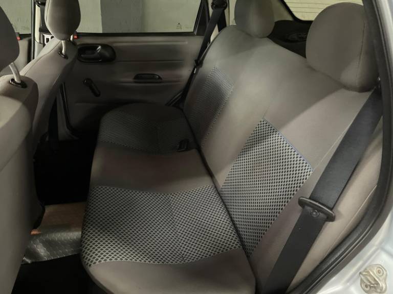 CHEVROLET - CLASSIC - 2010/2011 - Prata - R$ 28.900,00