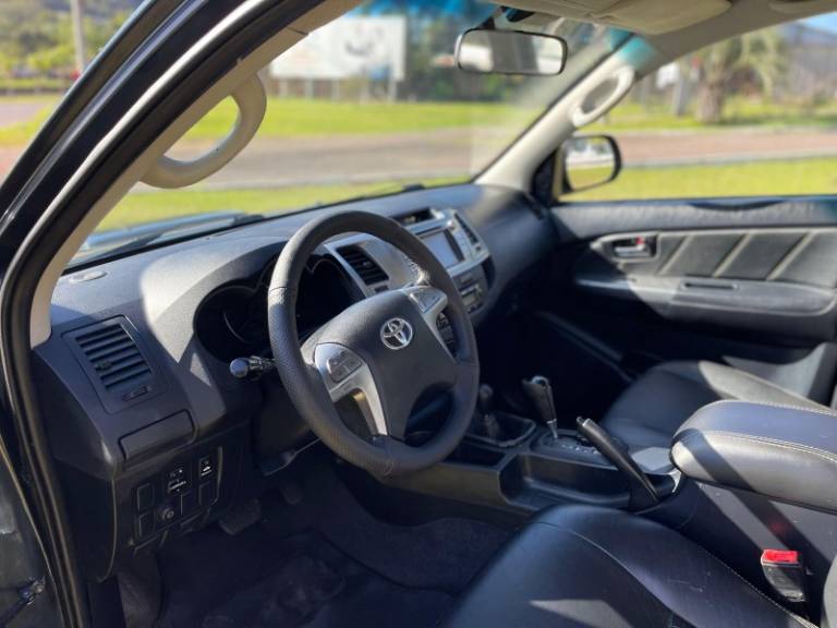 TOYOTA - HILUX - 2014/2014 - Azul - R$ 129.900,00