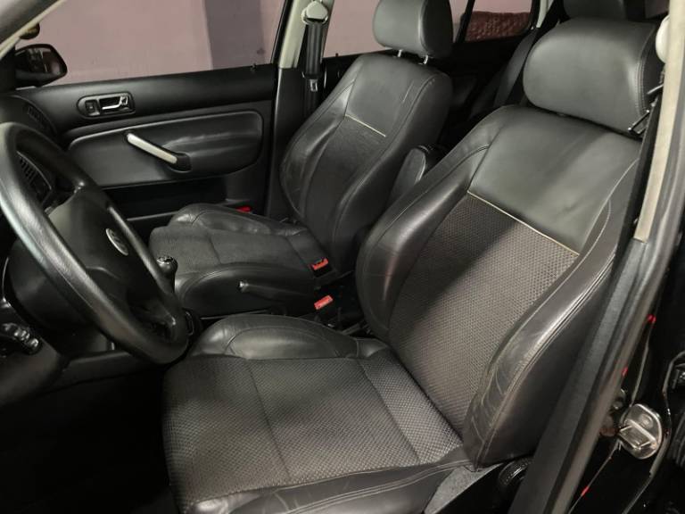 VOLKSWAGEN - GOLF - 2010/2010 - Preta - R$ 49.900,00