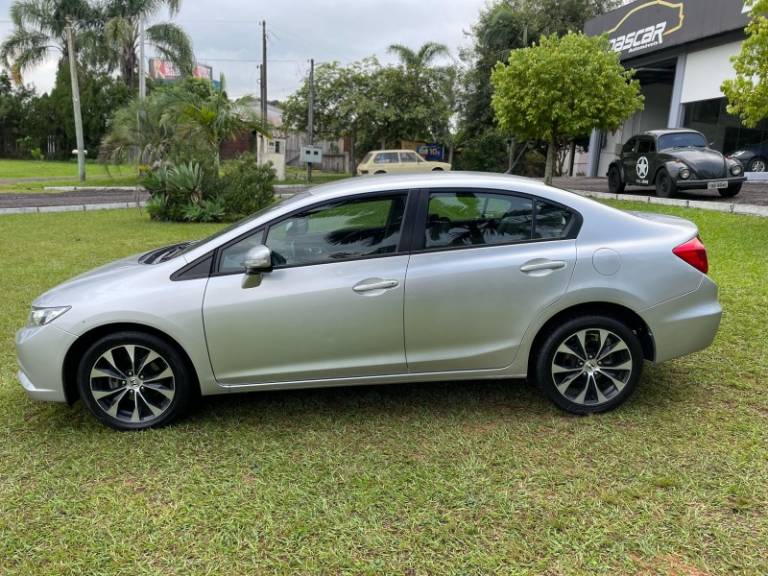 HONDA - CIVIC - 2014/2015 - Prata - R$ 82.900,00