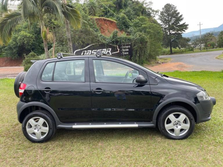 VOLKSWAGEN - CROSSFOX - 2008/2009 - Preta - R$ 36.900,00