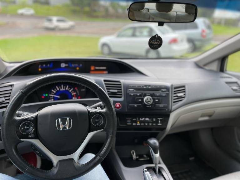 HONDA - CIVIC - 2014/2015 - Prata - R$ 82.900,00