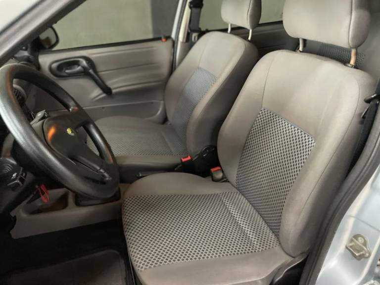 CHEVROLET - CLASSIC - 2010/2011 - Prata - R$ 28.900,00