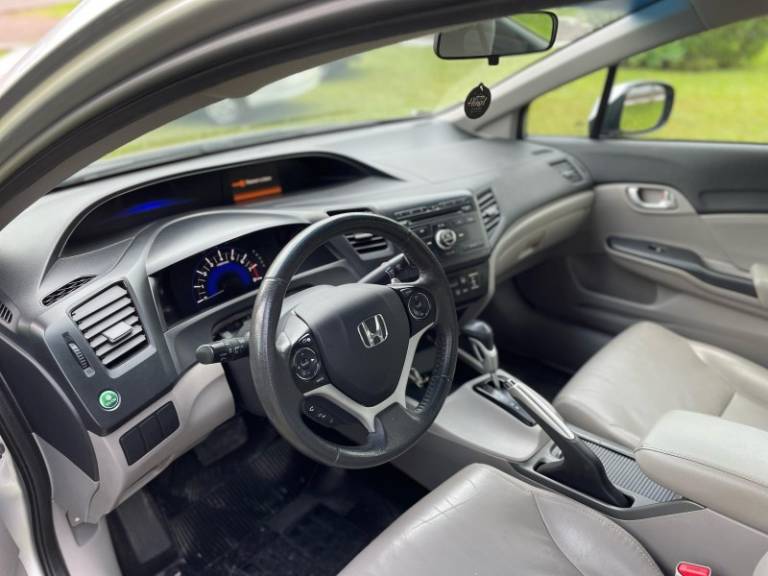 HONDA - CIVIC - 2014/2015 - Prata - R$ 82.900,00