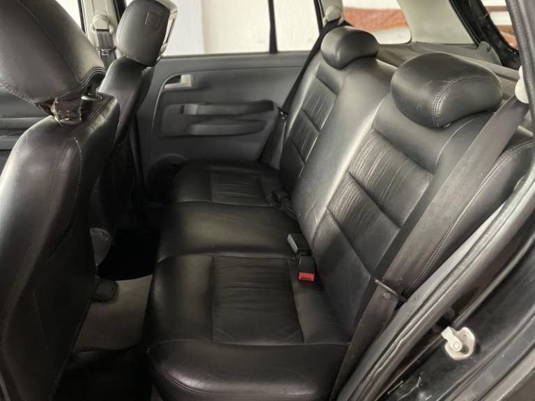 VOLKSWAGEN - SPACEFOX - 2006/2007 - Preta - R$ 34.900,00