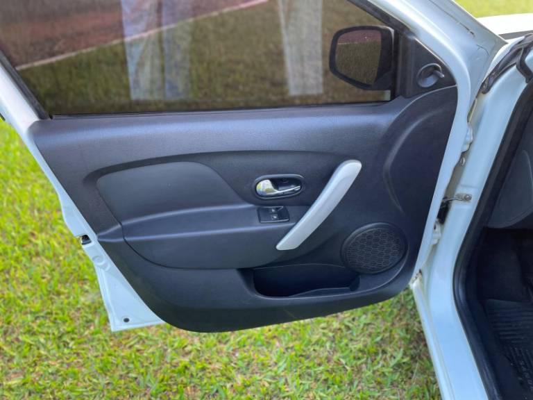 RENAULT - SANDERO - 2014/2015 - Branca - R$ 34.900,00