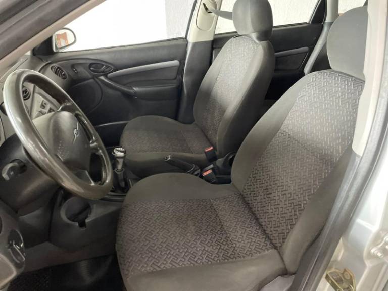 FORD - FOCUS - 2008/2008 - Prata - R$ 27.900,00