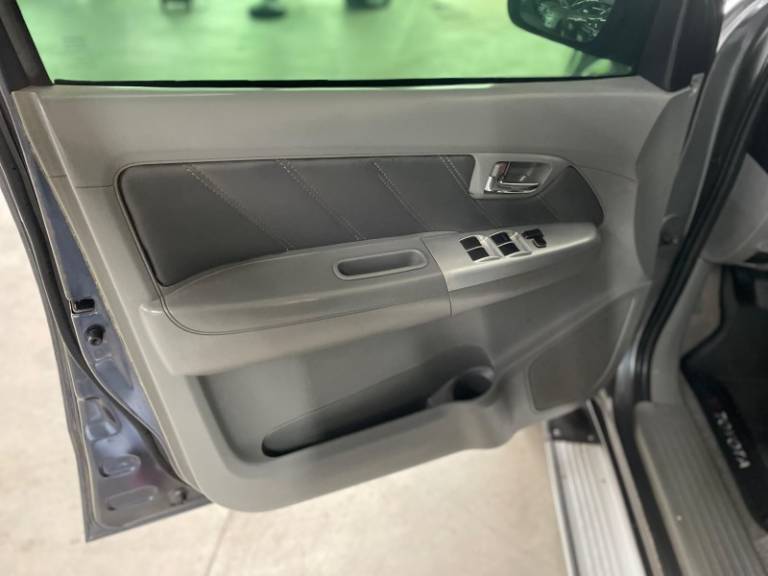 TOYOTA - HILUX - 2009/2009 - Cinza - R$ 105.900,00
