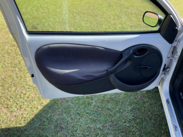 FORD - KA - 2004/2005 - Branca - R$ 20.900,00