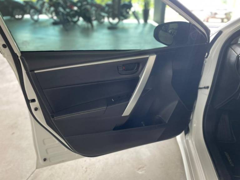 TOYOTA - COROLLA - 2018/2018 - Branca - R$ 107.900,00